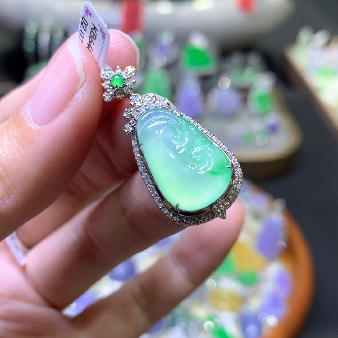 【闪购商品】翡翠颈饰18K金镶嵌翡翠吊坠项链