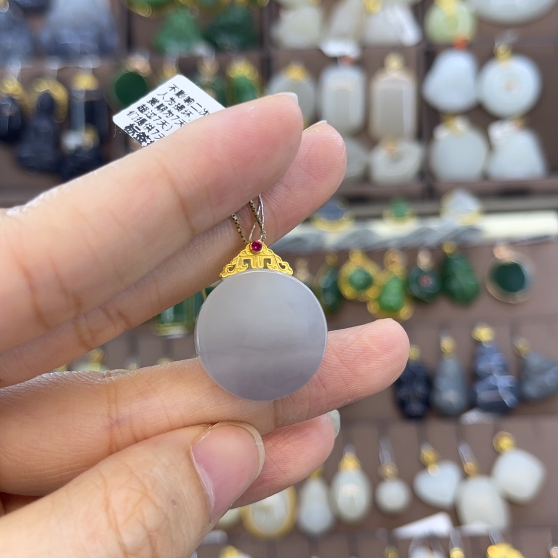 和田玉18K金镶嵌吊坠(赠链)