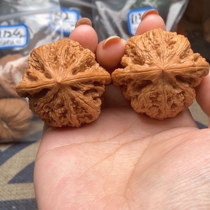 猴头核桃吊坠1831号中高庄粗筋44.43.41