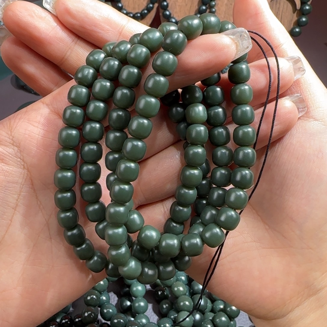 里***恩和田玉（青玉）未镶嵌手链