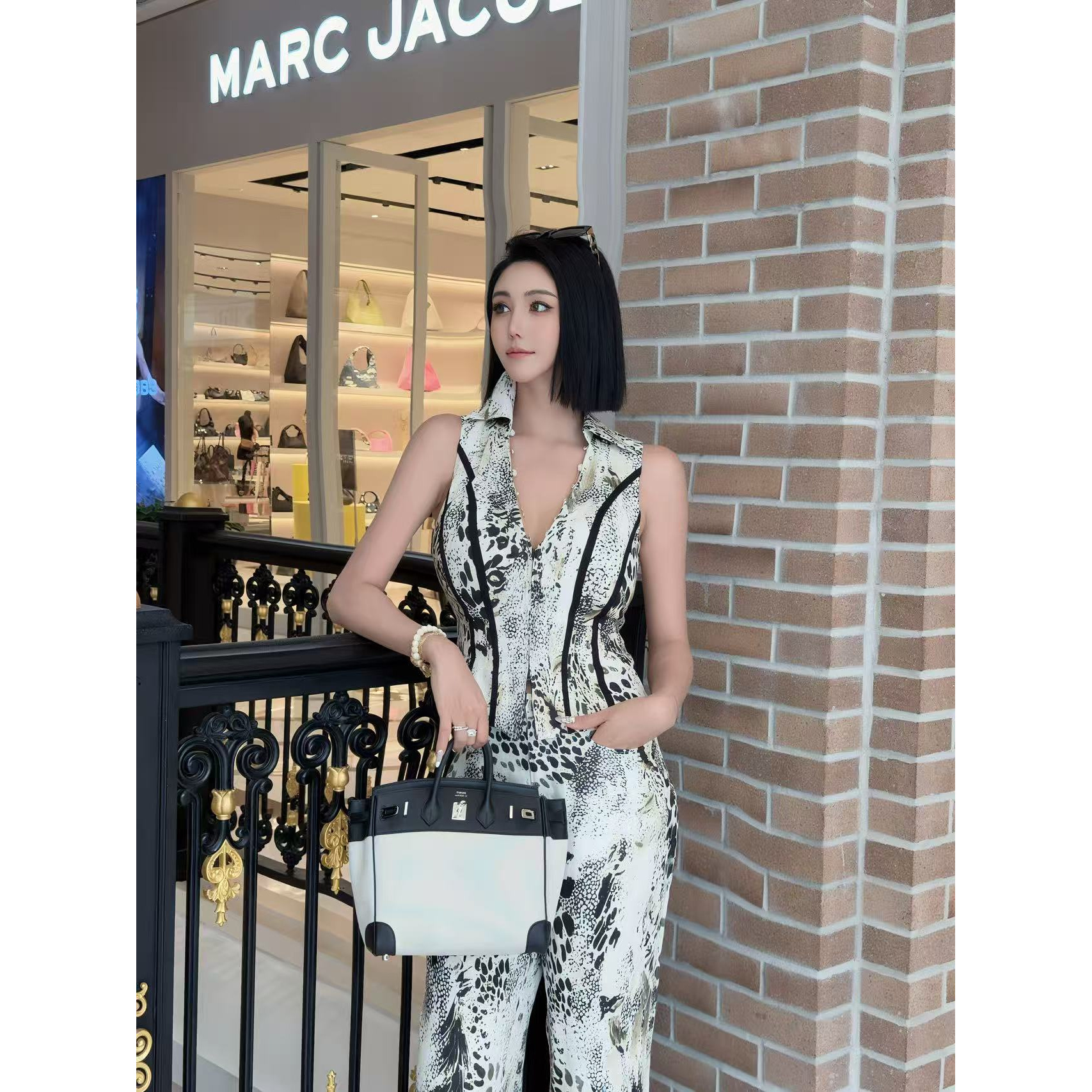 DIYI【恋爱女神】黑白波点豹纹挂脖砍袖翻领马甲长裤套装 TZQ13954