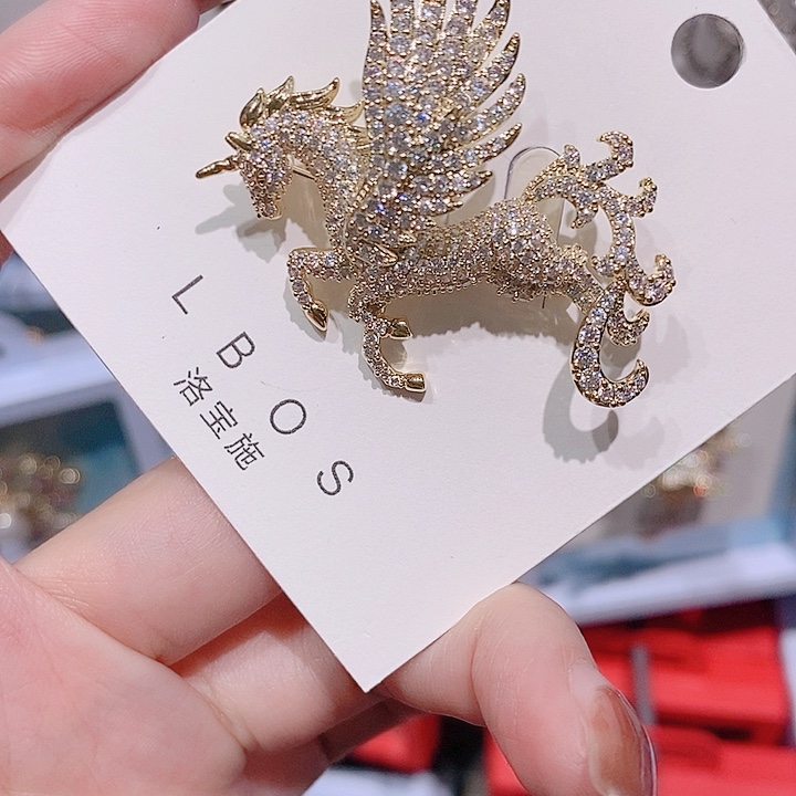锆石铜合金小飞马胸针