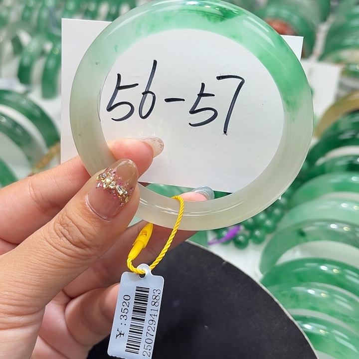 未镶嵌手镯石英质玉（非洲翠）