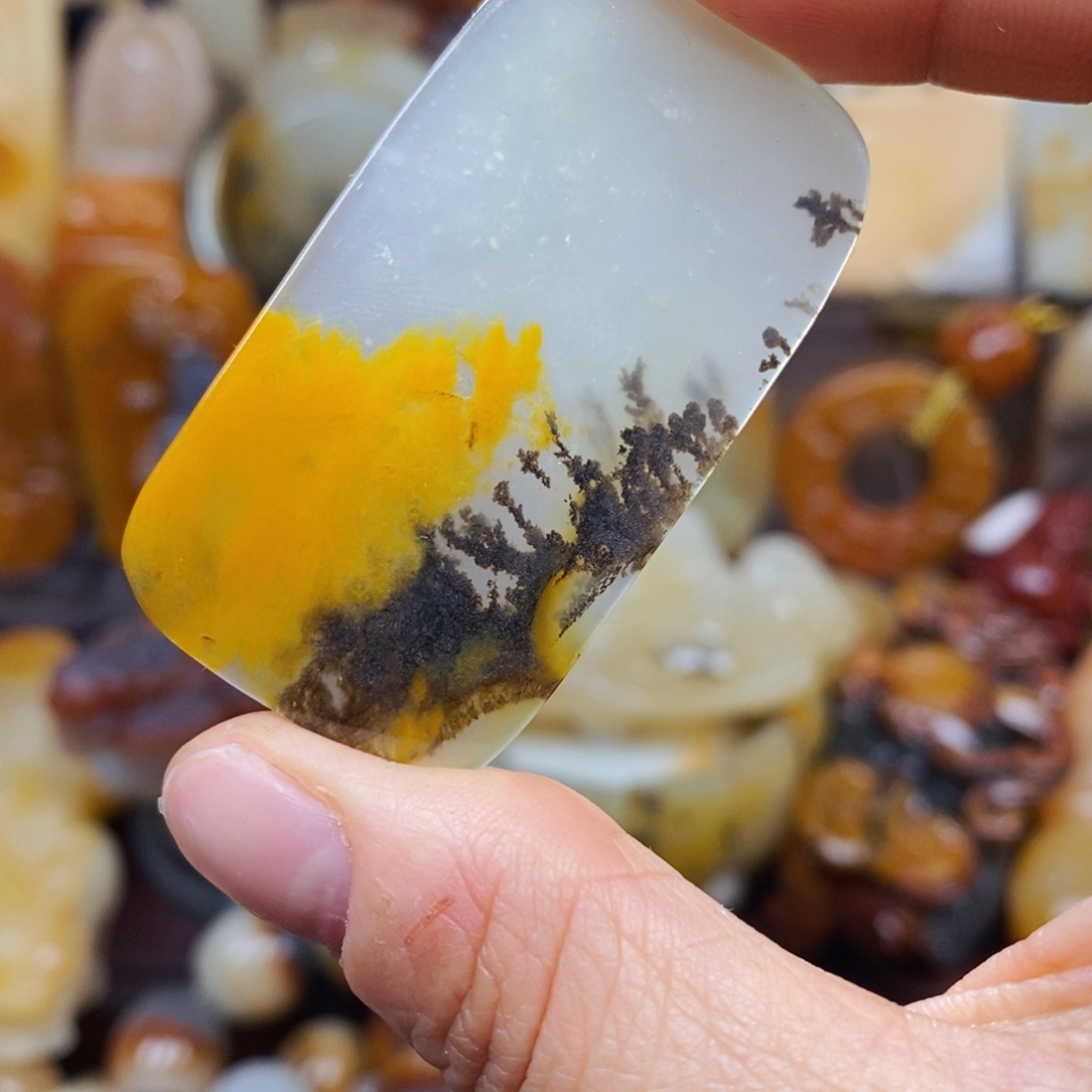 石英质玉（黄龙玉）颈饰未镶嵌