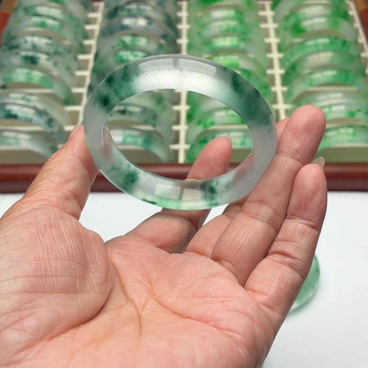 小***猫石英质玉未镶嵌手镯