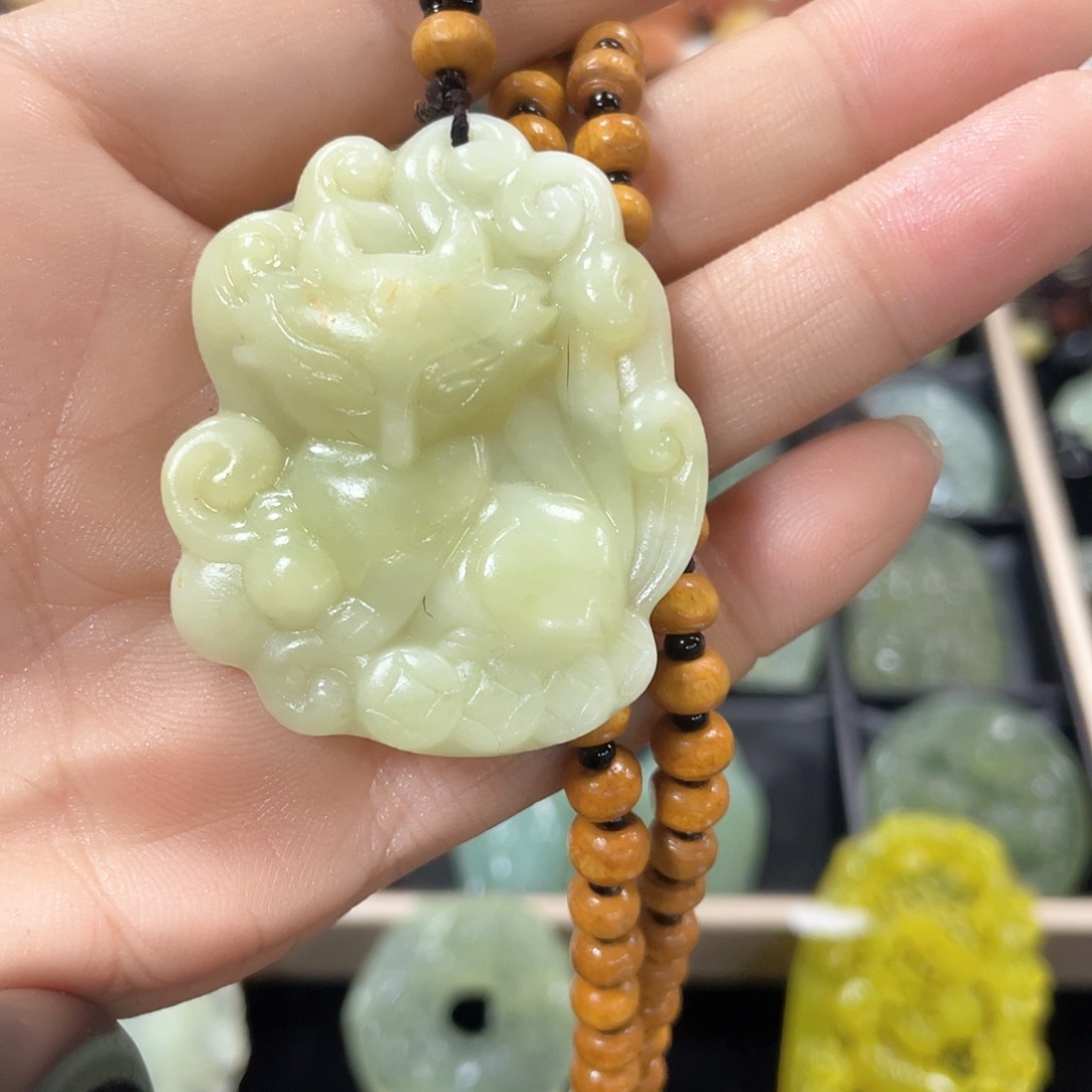 蛇纹石玉颈饰未镶嵌