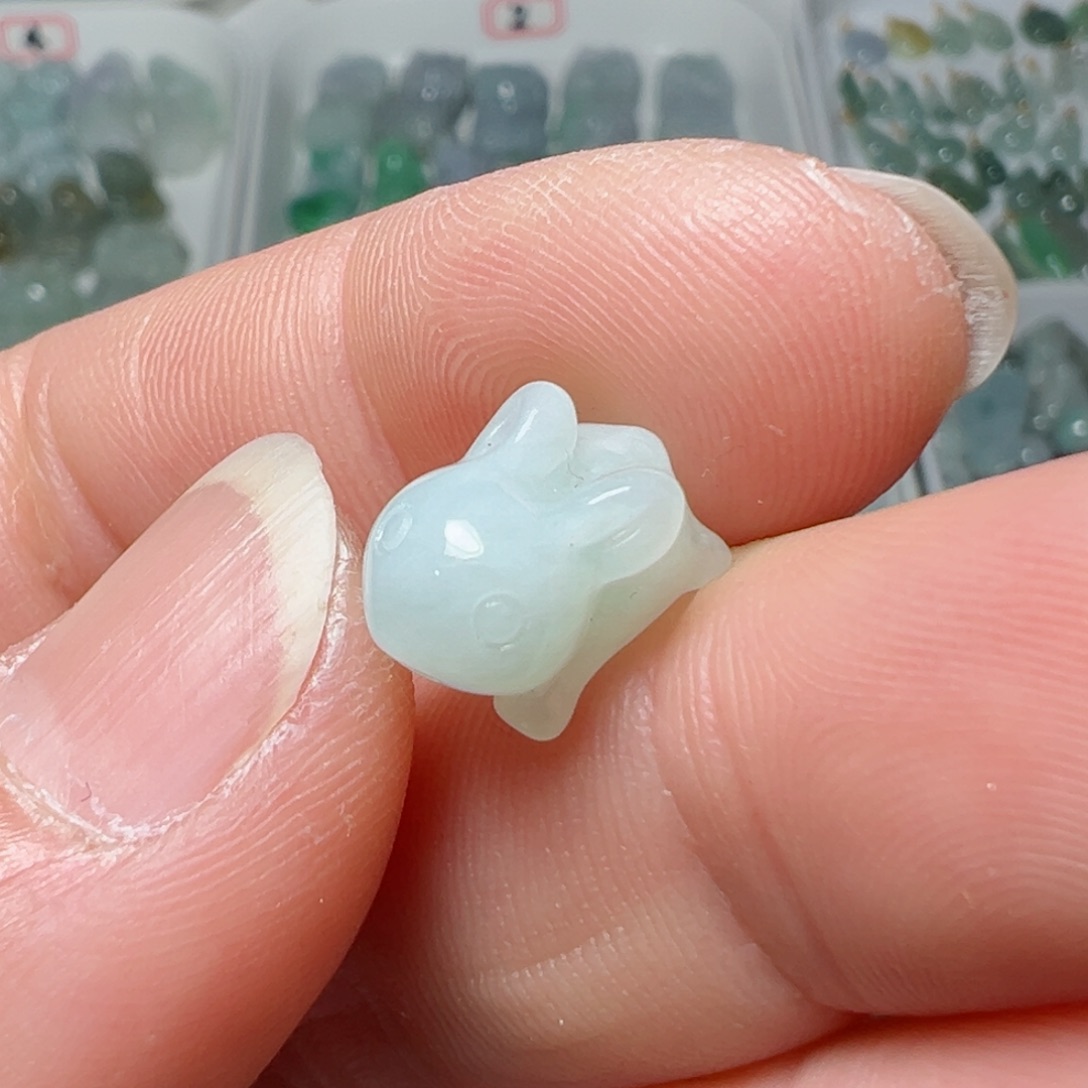 翡翠颈饰未镶嵌品**记通孔兔子一个58块