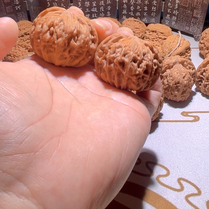 把件桃核胖****儿山地果磨盘狮子头。粉红皮