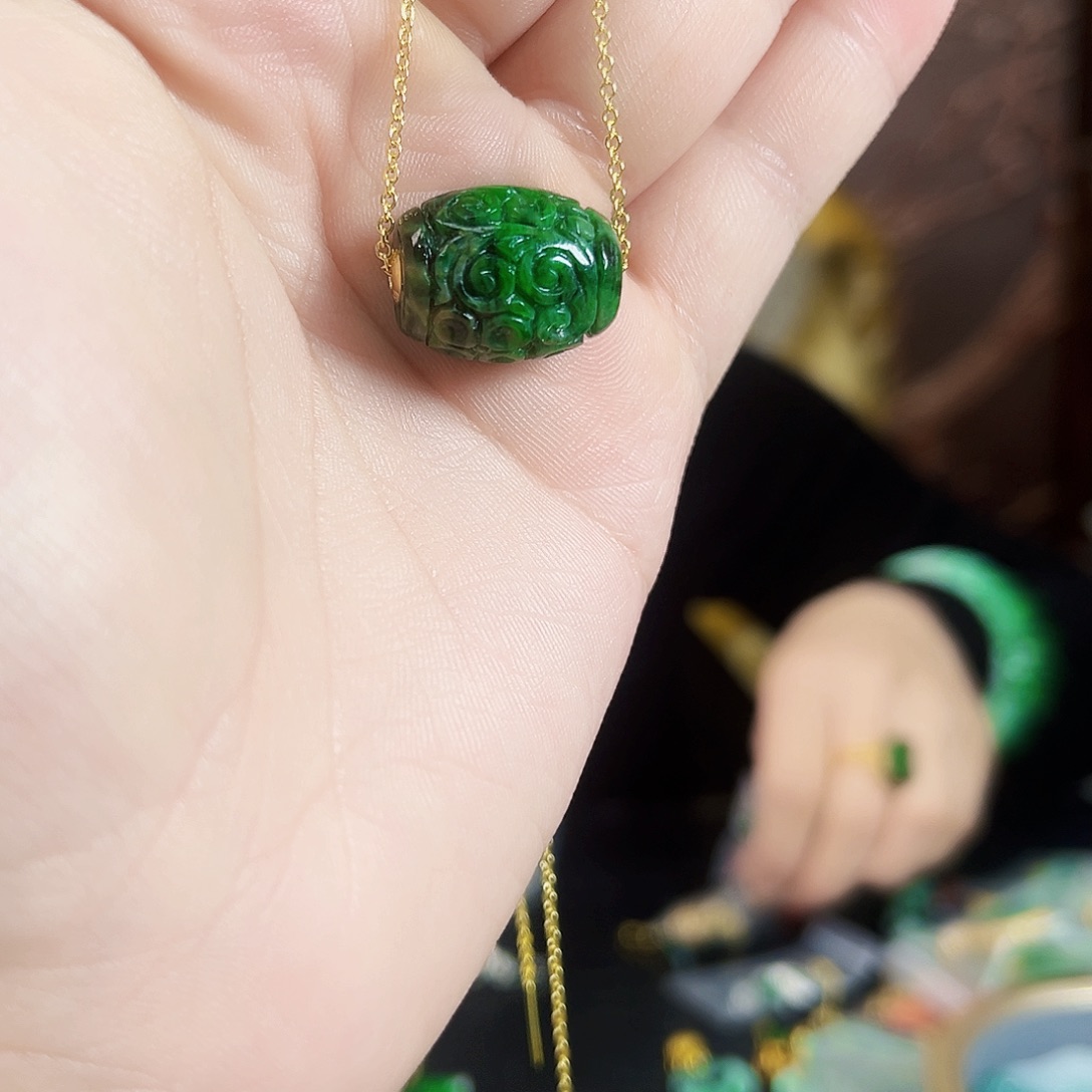 翡翠18K金镶嵌颈饰吊坠