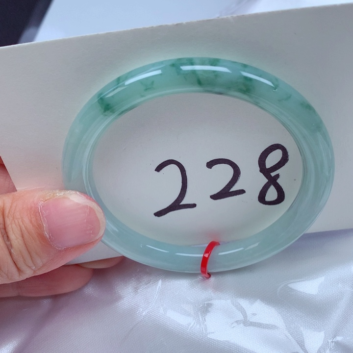 翡翠手镯未镶嵌翡翠