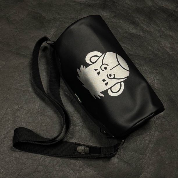 YSCORNERED/独眼虎抖音双刃短剧联名款金属风格斜挎包街头港风