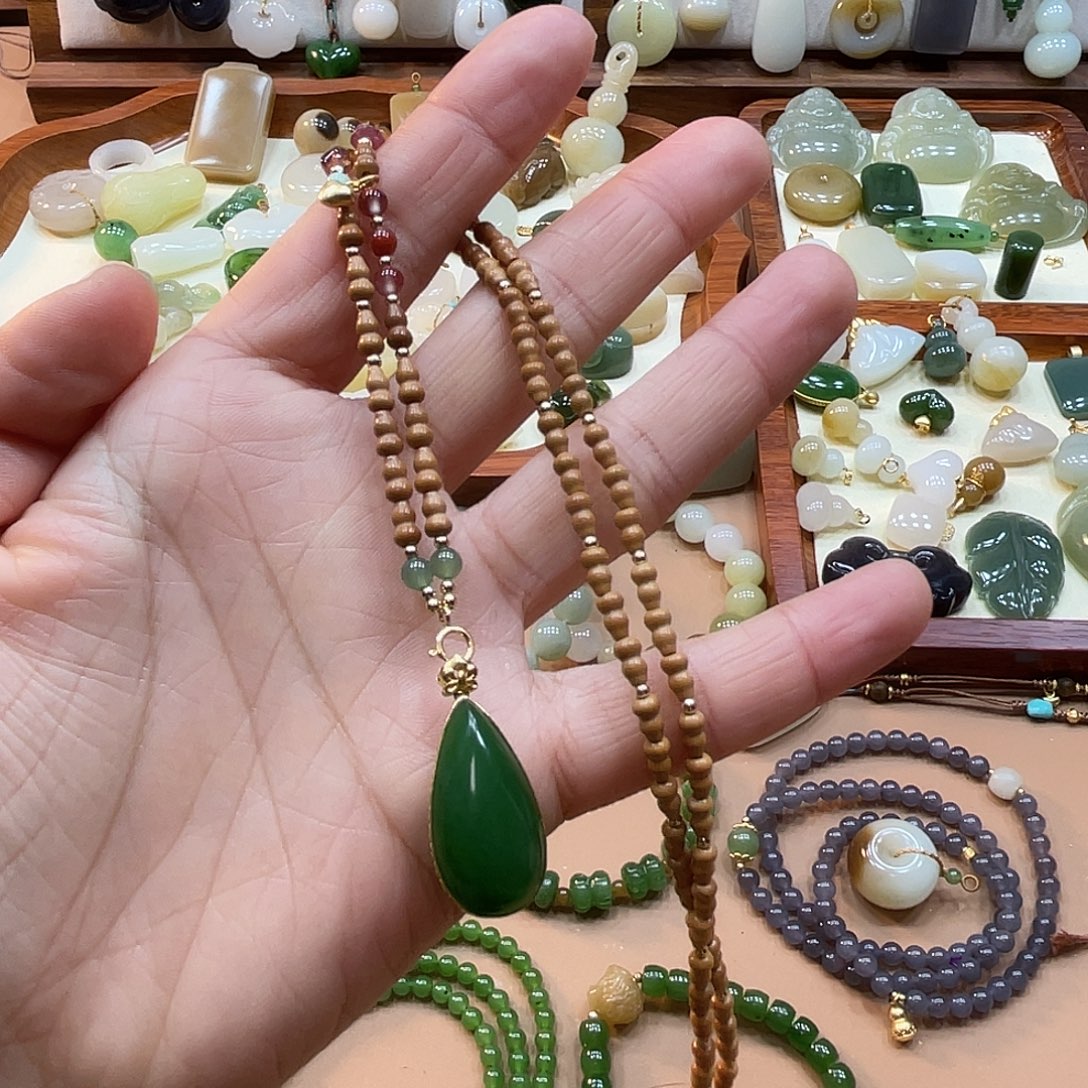 f***k和田玉未镶嵌颈饰