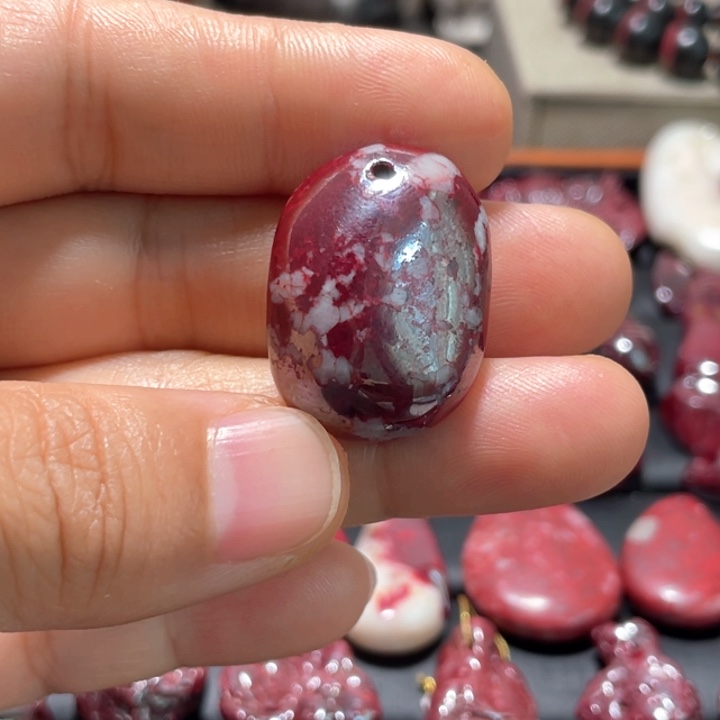 天然辰砂原矿随型吊坠24.5克