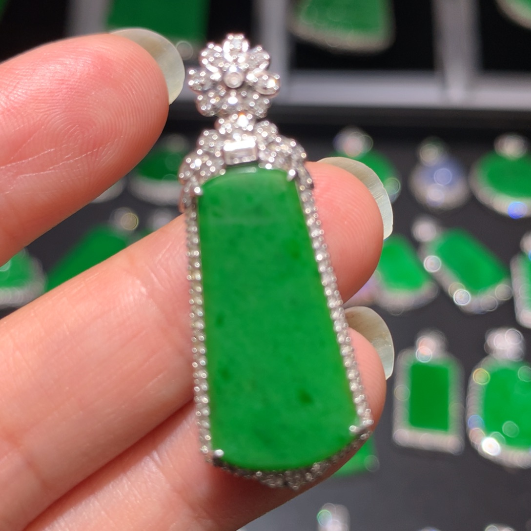 翡翠颈饰18K金镶嵌翡翠