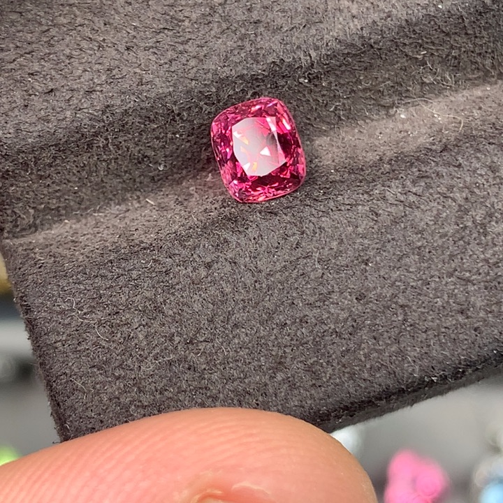 尖晶石裸石缅甸萨金尖晶1.05ct