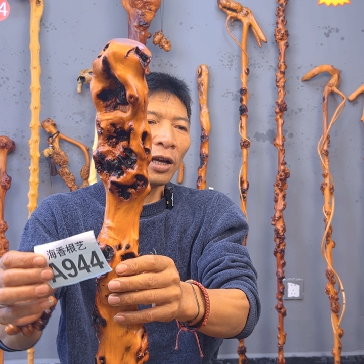 黑果木J****4一物一拍，以直播间截图实物为准，有风化裂痕