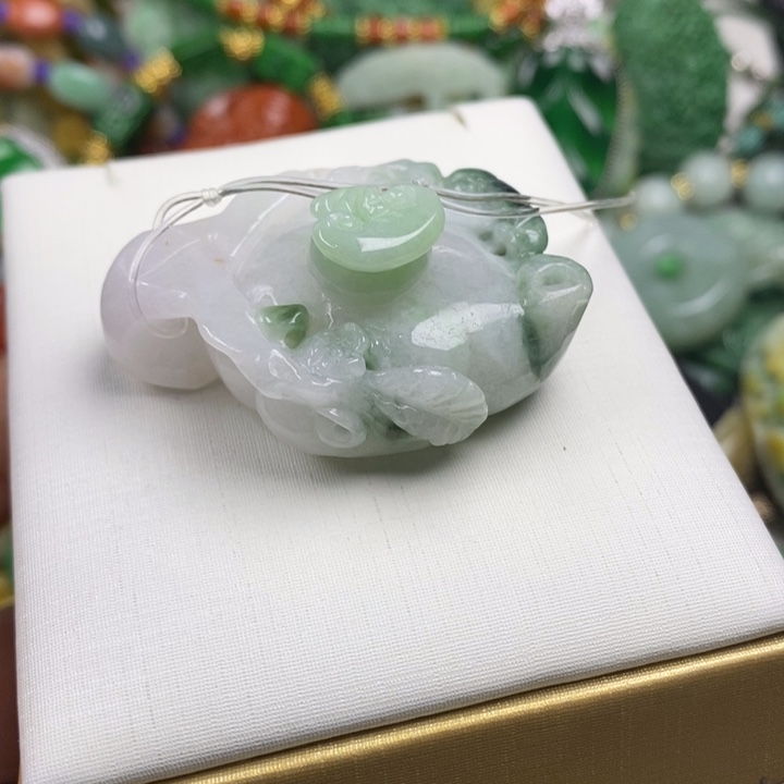 翡翠未镶嵌吊坠(赠链)