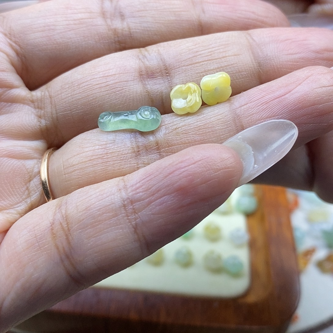 请****翡翠未镶嵌颈饰翡翠