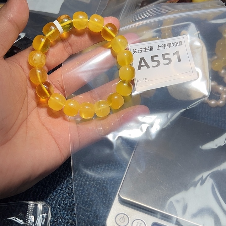 蜜蜡裸石未镶嵌好的13