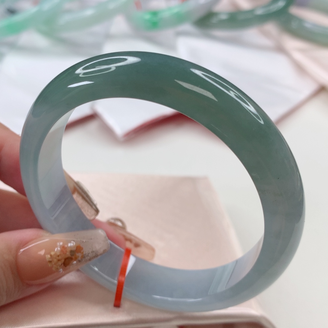 翡翠手镯未镶嵌57圈口