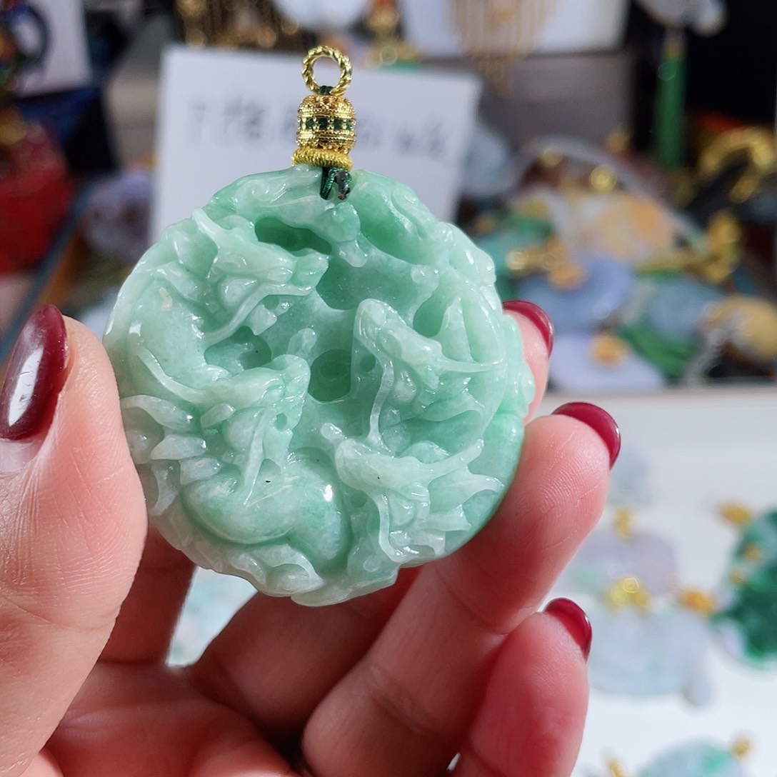 翡翠颈饰未镶嵌翡翠九龙护主圆牌