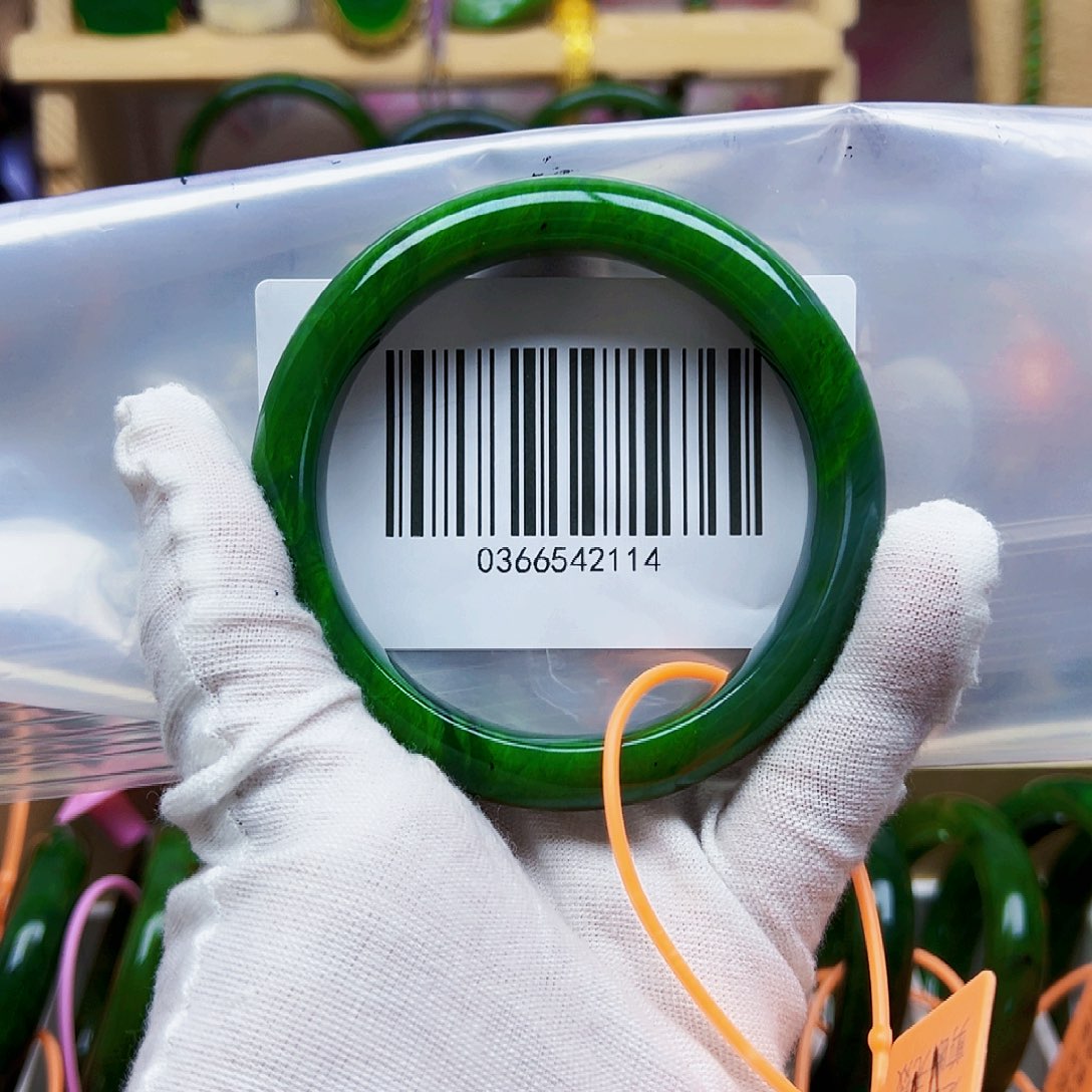 宁***！和田玉未镶嵌手镯