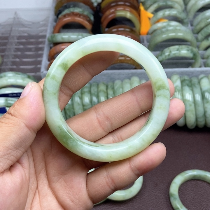 蛇纹石玉手镯未镶嵌扎****）