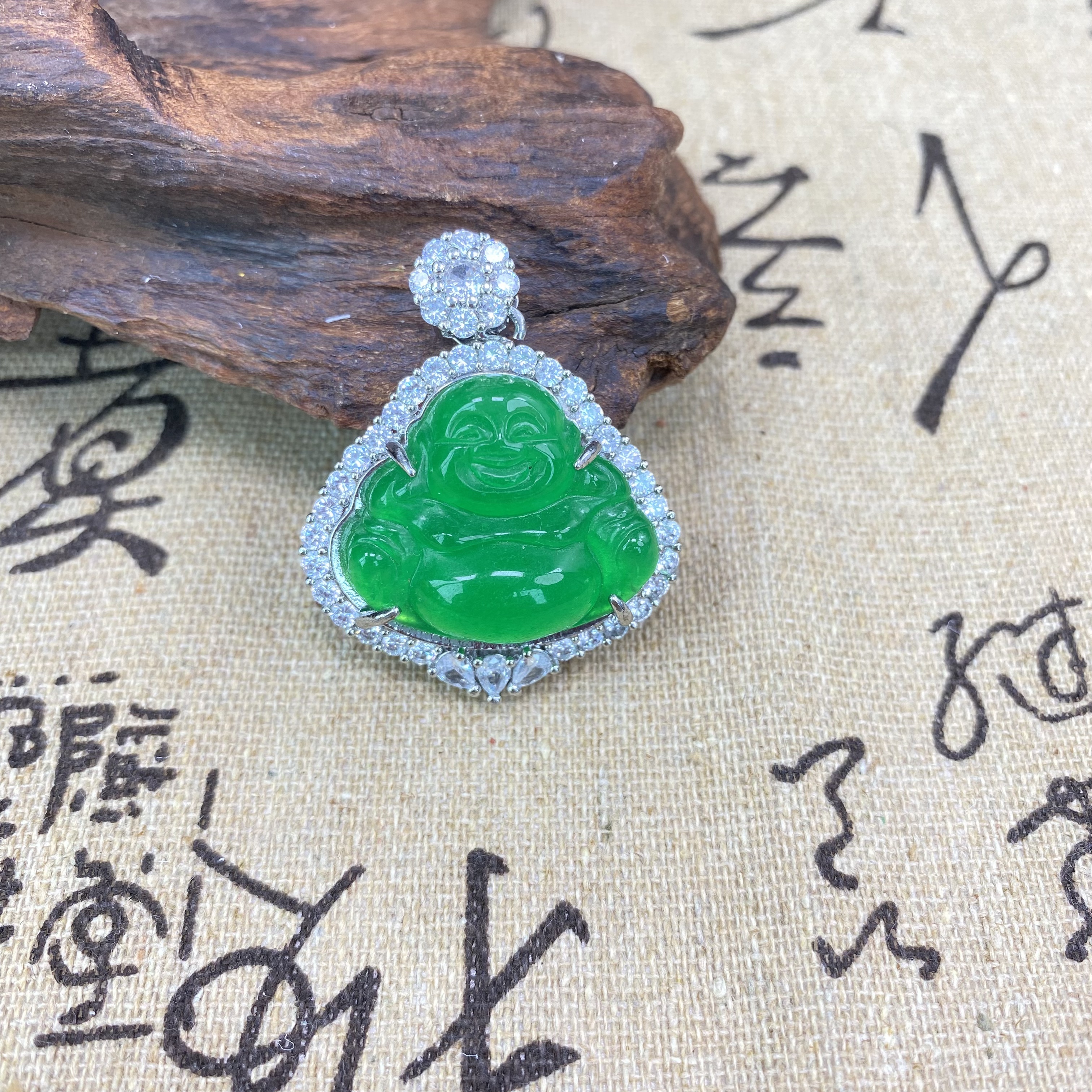 典藏品 时尚爆闪绿色笑脸佛公吊坠