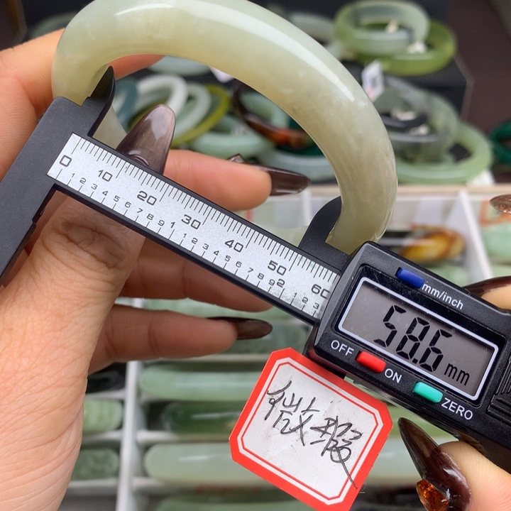 蛇纹石玉未镶嵌手镯523