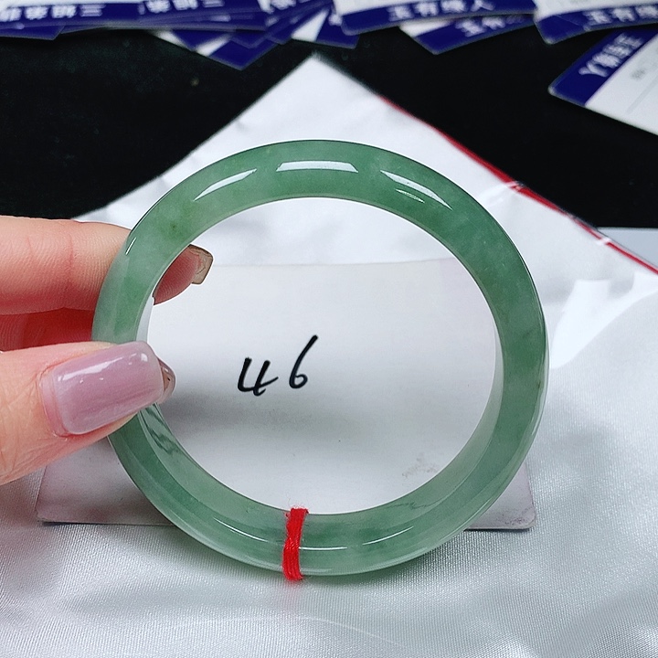 翡翠手镯未镶嵌翡翠手镯未镶嵌