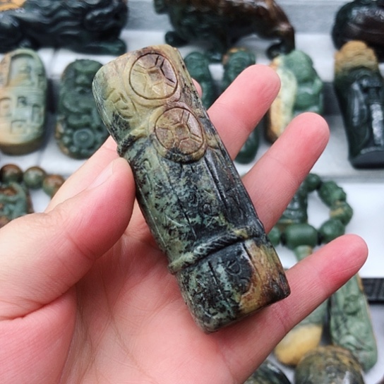 未镶嵌岫岩河磨玉（透闪石质玉）把件