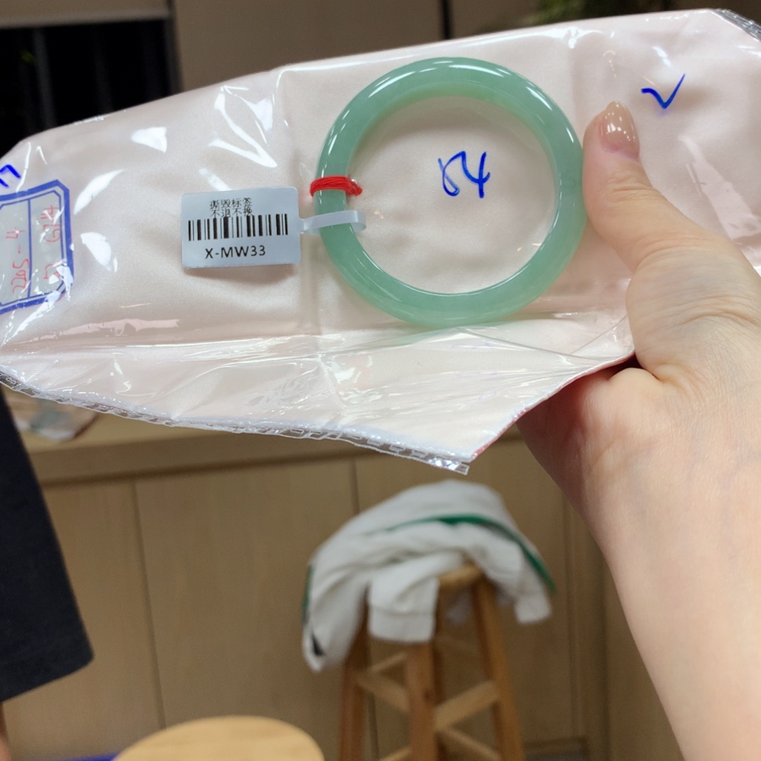 翡翠手镯未镶嵌不退不换