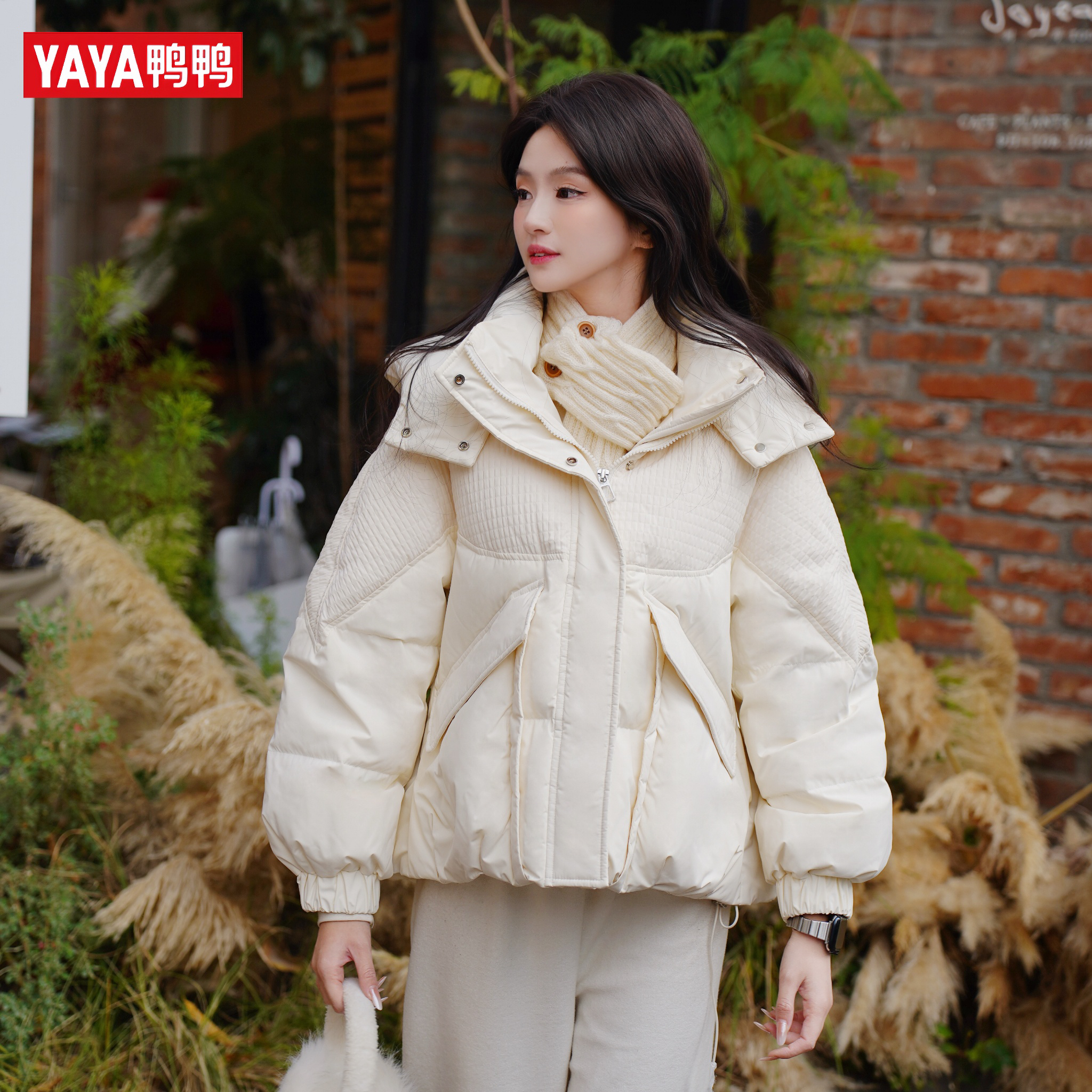 鸭鸭冬季小个子新款女款时尚连帽宽松短款羽绒服YE4B603125D