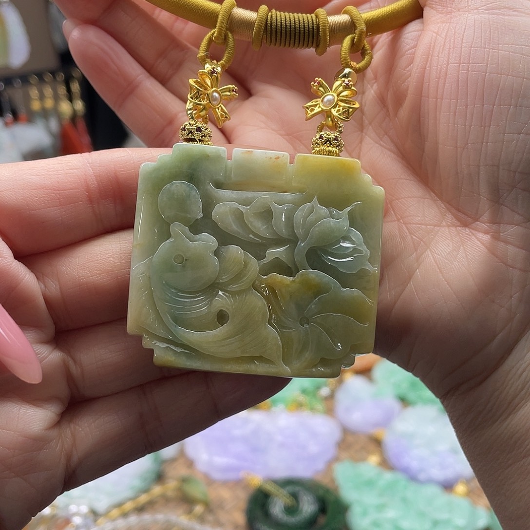 翡翠未镶嵌颈饰待编织
