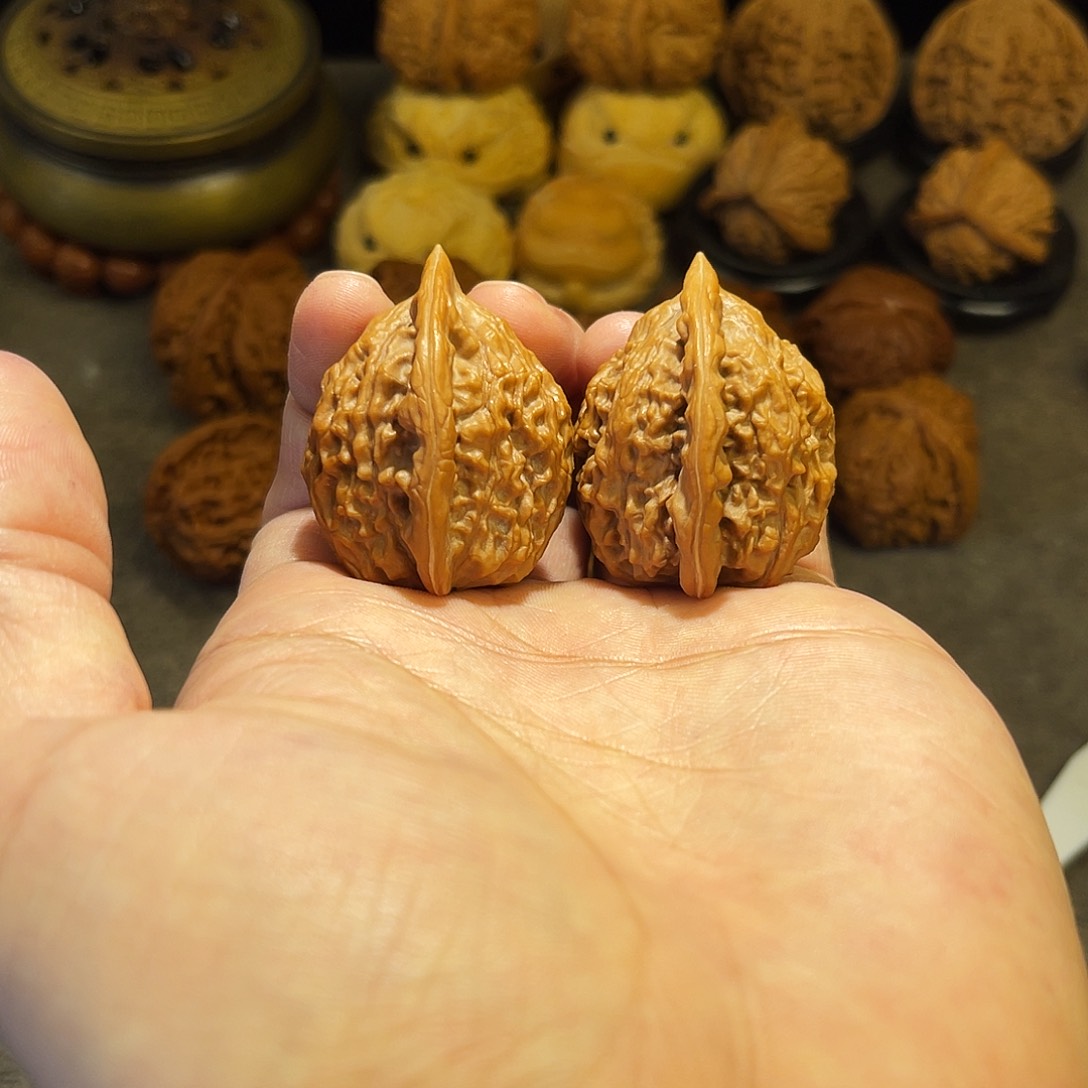 文玩核桃把件33边41高全品大红袍