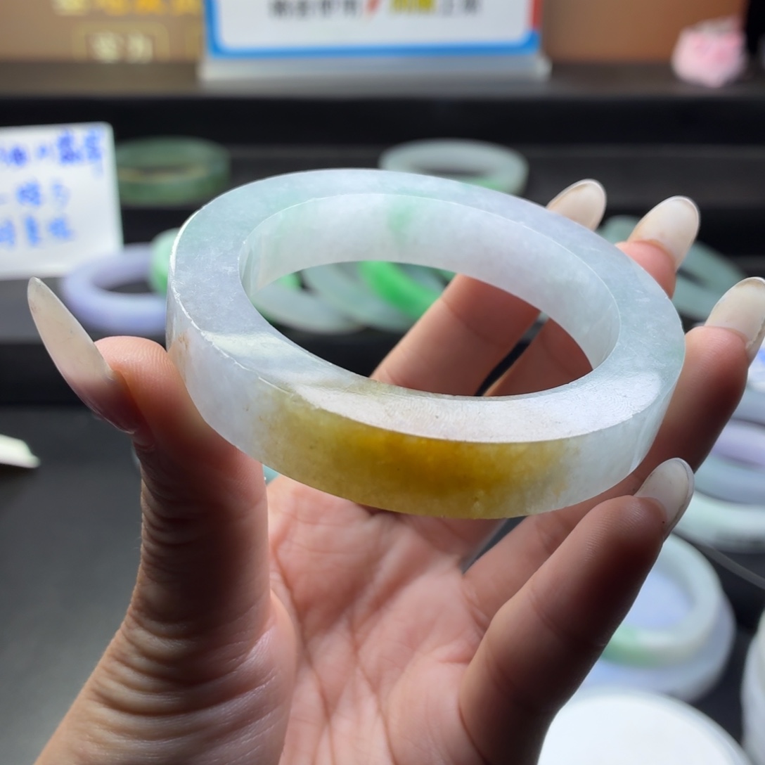 闪***星定制翡翠未镶嵌翡翠手镯
