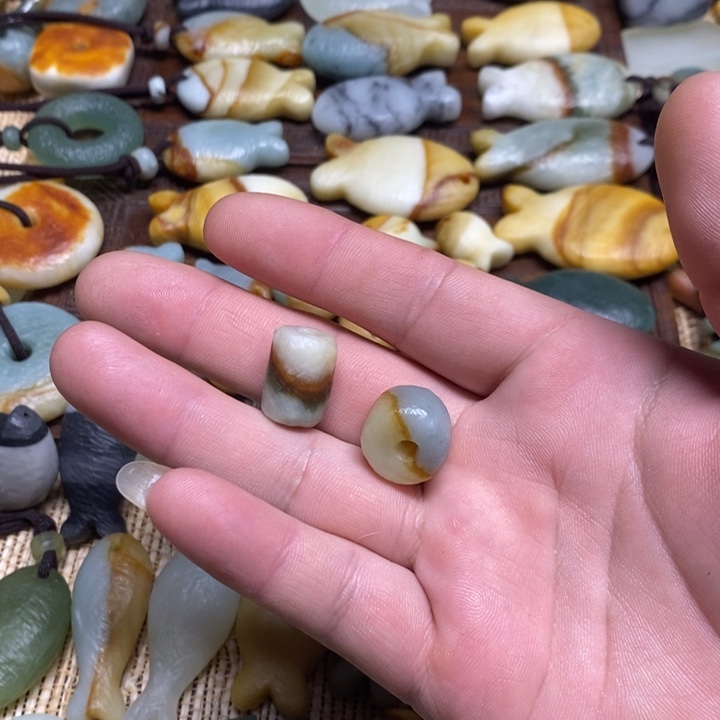 B***阳蛇纹石玉未镶嵌颈饰