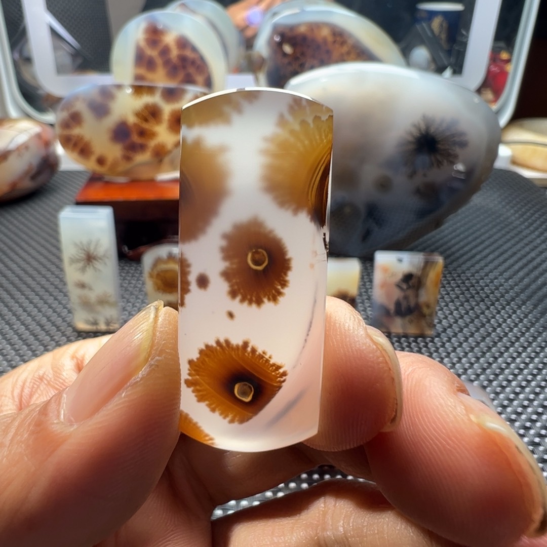 未镶嵌玛瑙/玉髓珠宝奇石红*