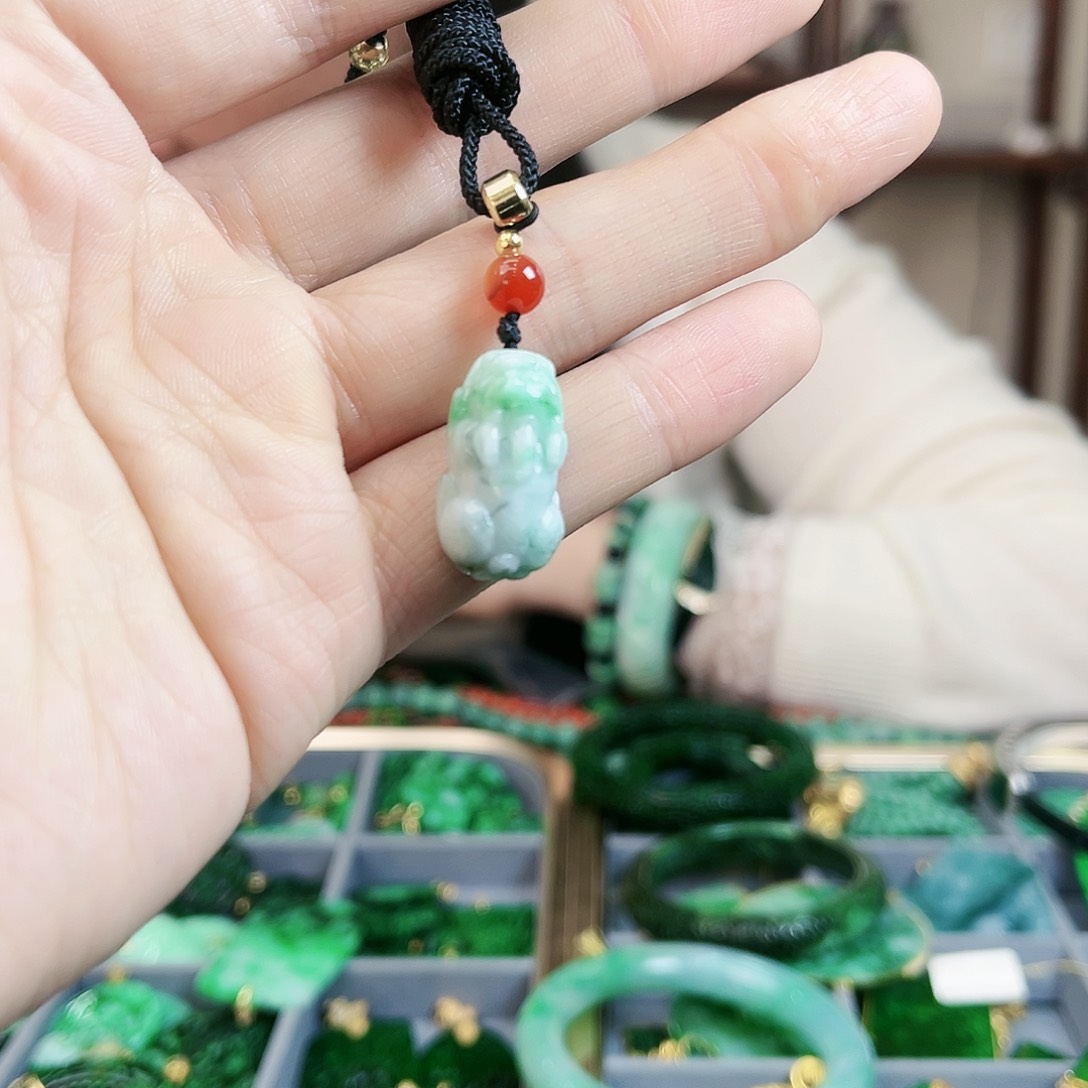翡翠颈饰未镶嵌吊坠