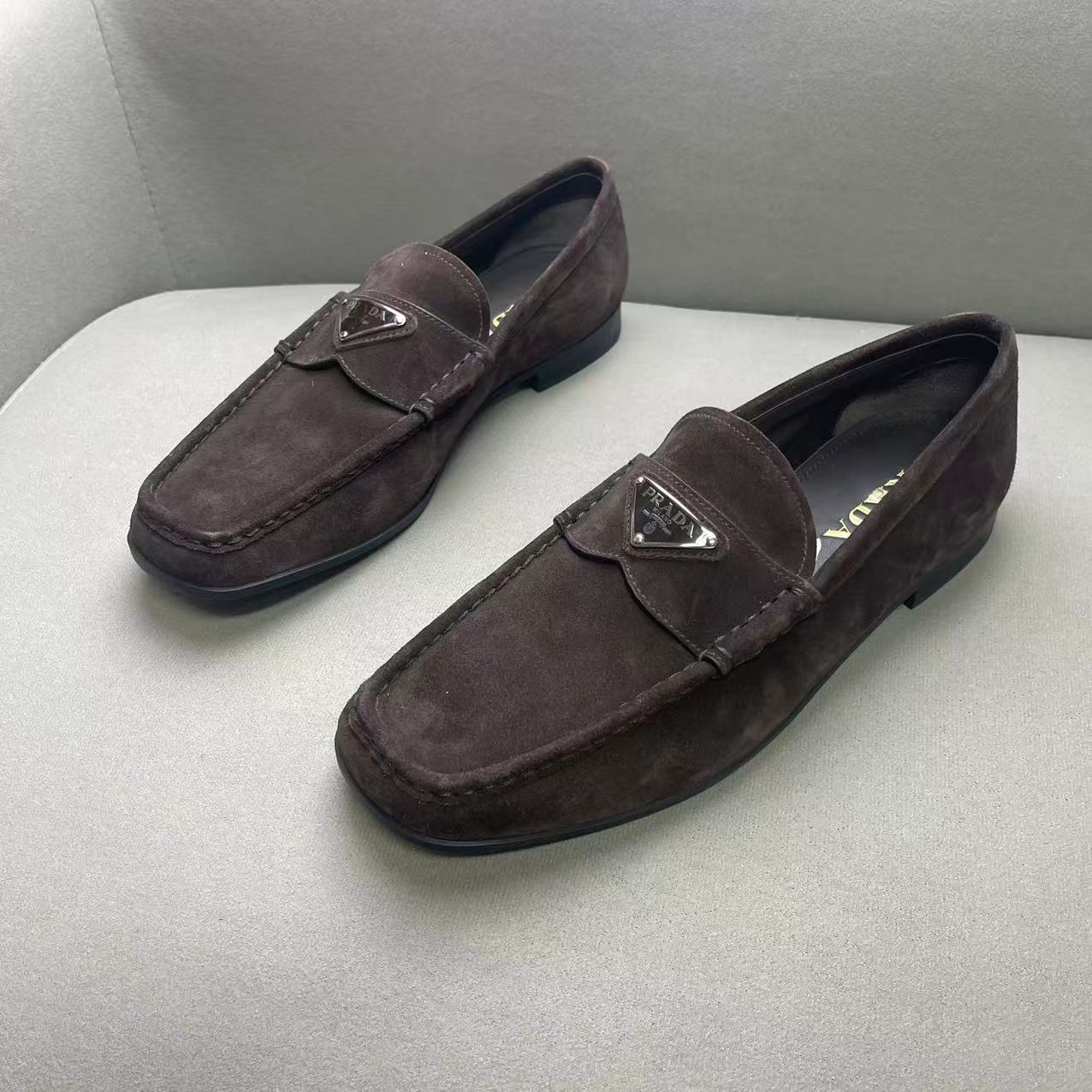 未使用 Prada/普拉达 棕色时尚舒适麂皮金属三角标乐福鞋 41.5码