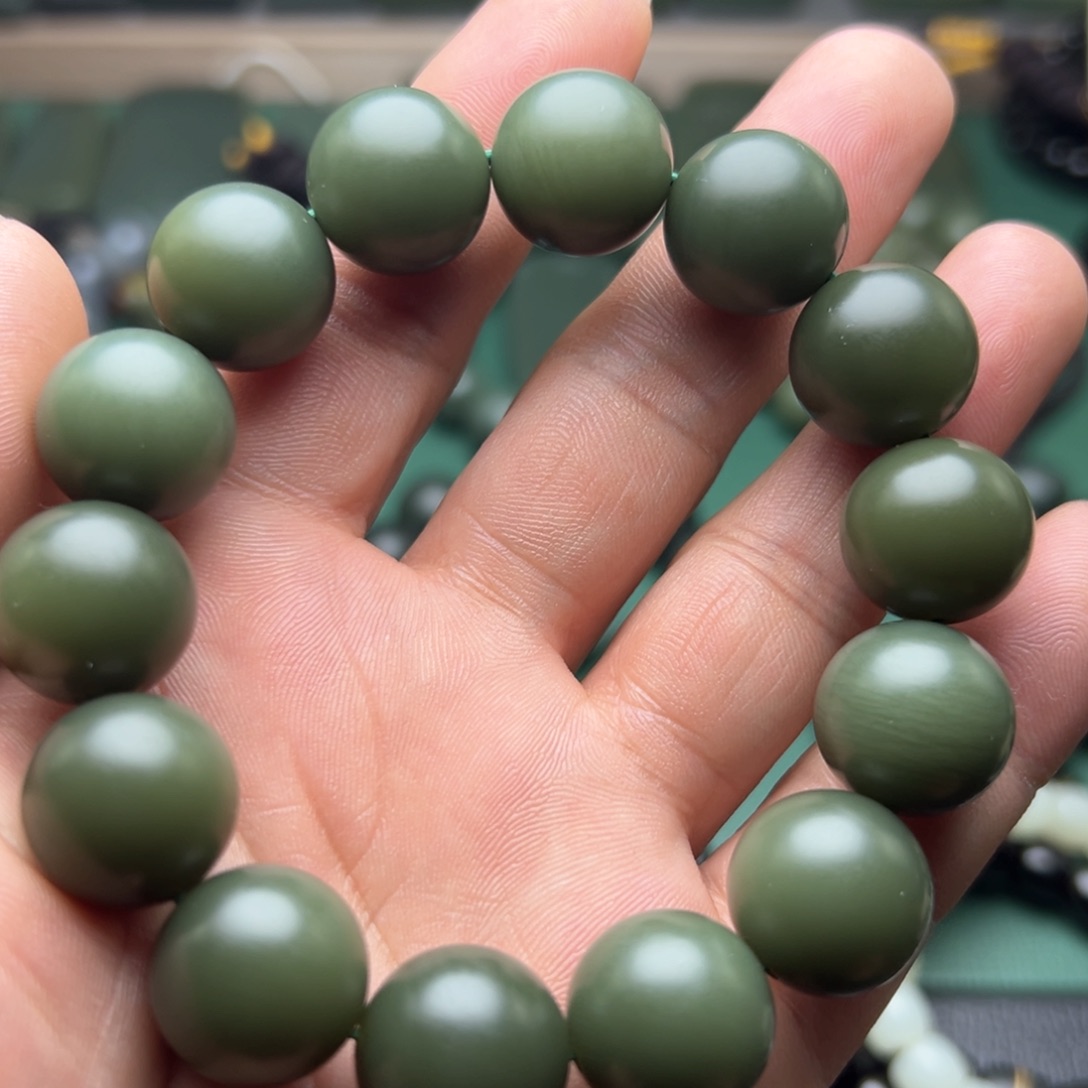 和田玉手链未镶嵌沙枣青卡16