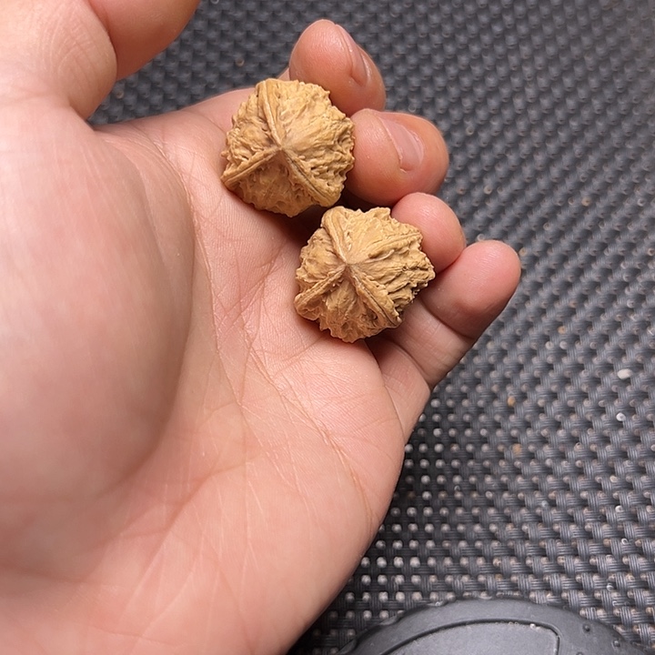 文玩核桃吊坠三棱