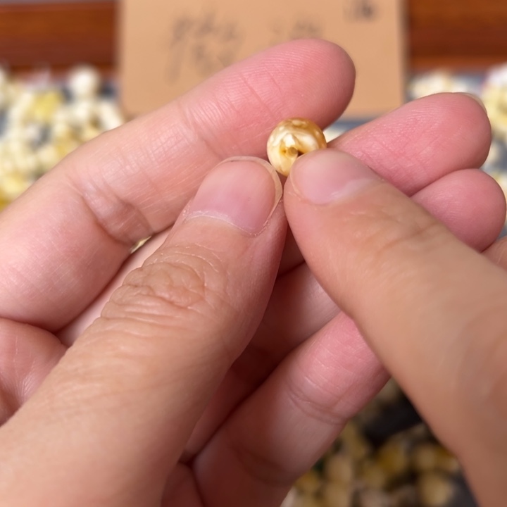 蜜蜡未镶嵌裸石8.4mm一个