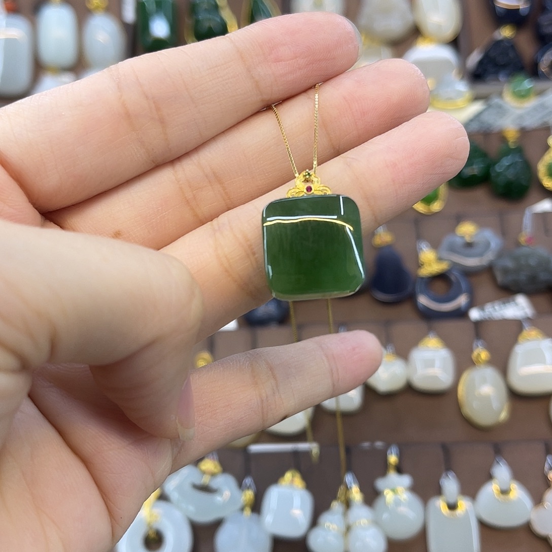 和田玉18K金镶嵌吊坠(赠链)