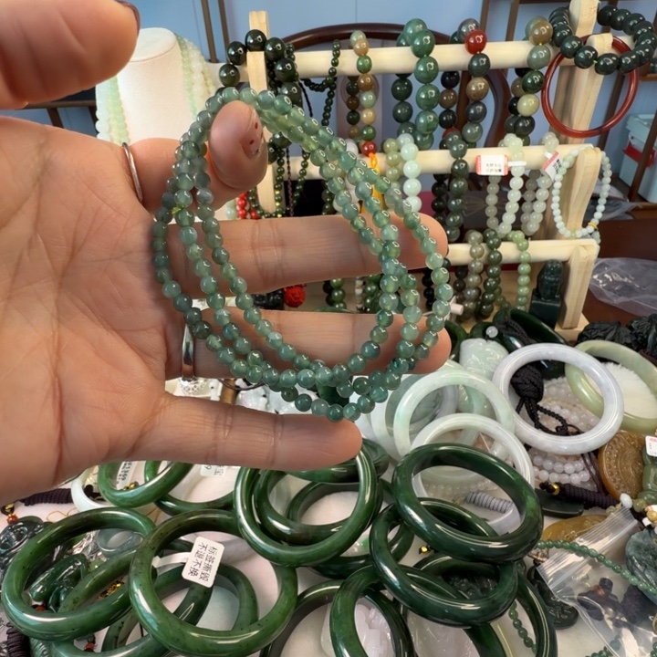 在***兽翡翠未镶嵌手链三串一条