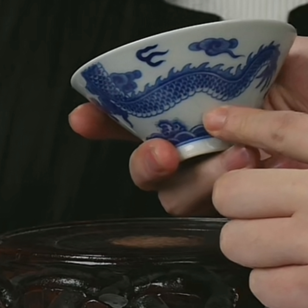 M过墙龙纹斗笠杯