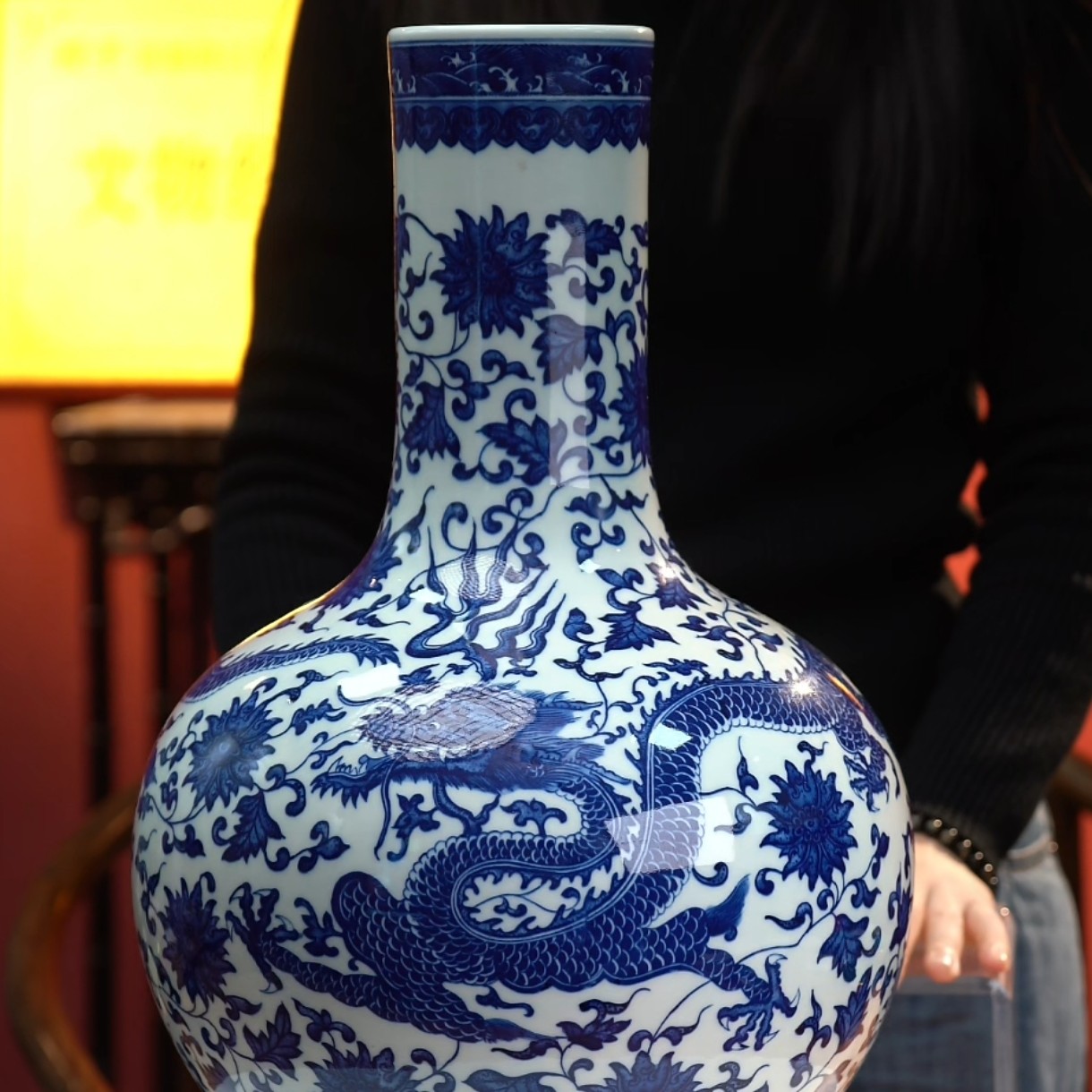 青花缠枝莲纹天球瓶