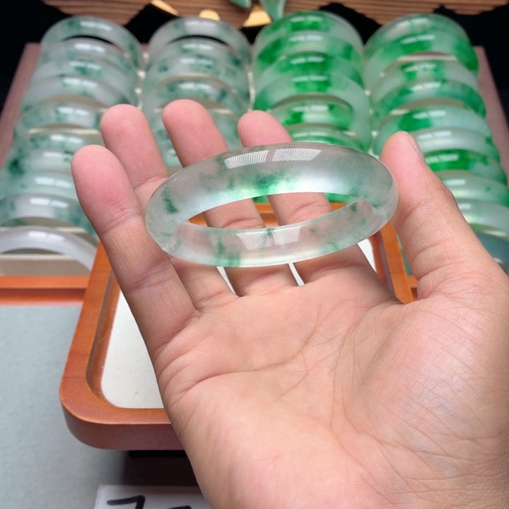 蓝***乐石英质玉未镶嵌手镯