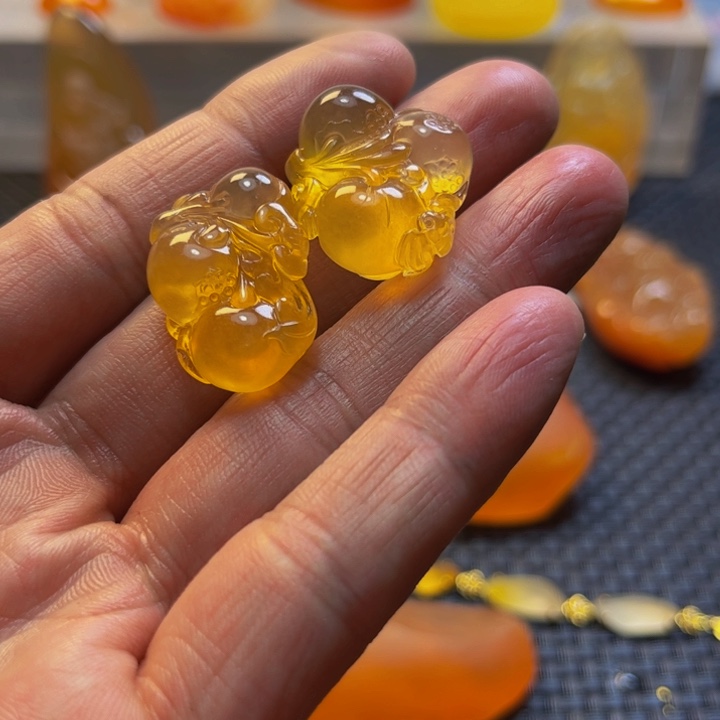 红***板石英质玉未镶嵌旦面