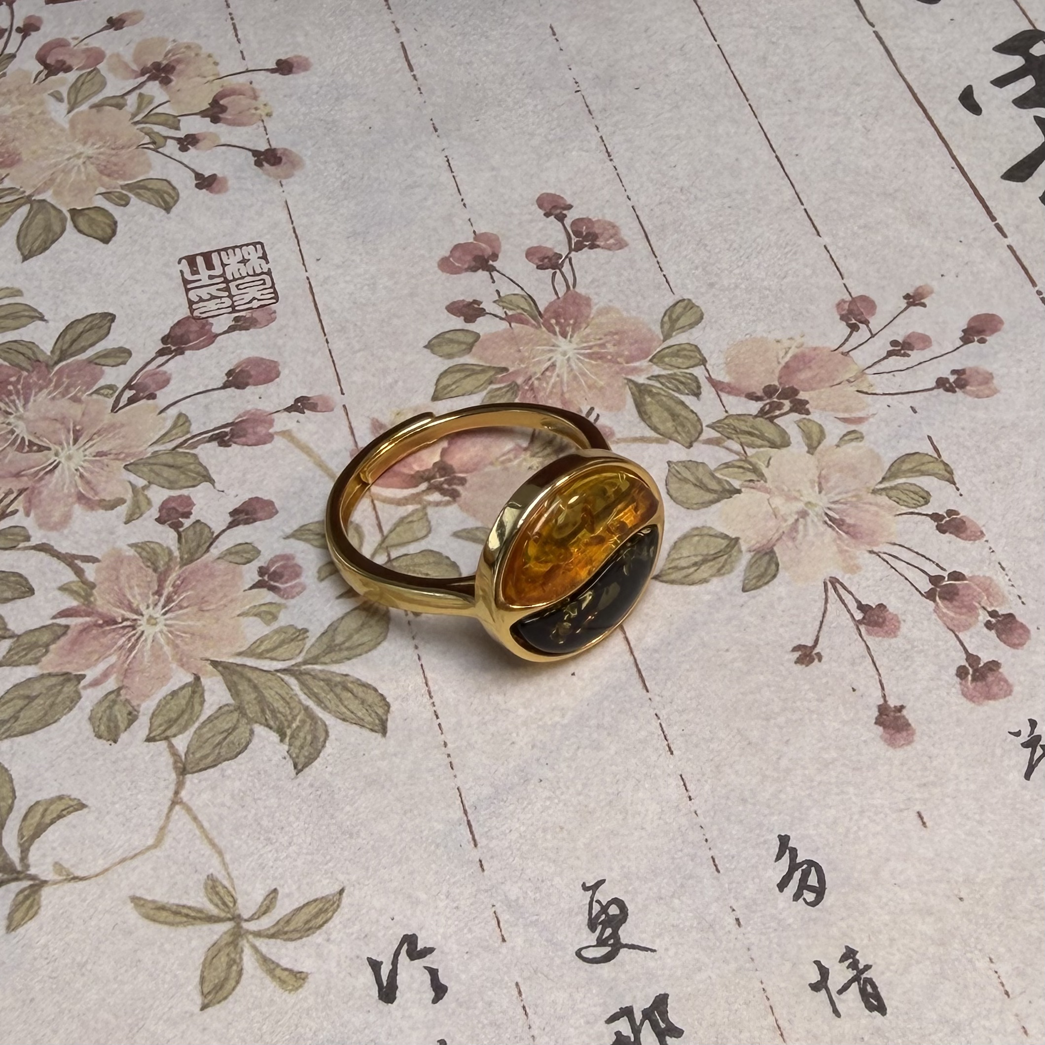 【Y】BT052512 琥珀花珀双色八卦蛋面戒指